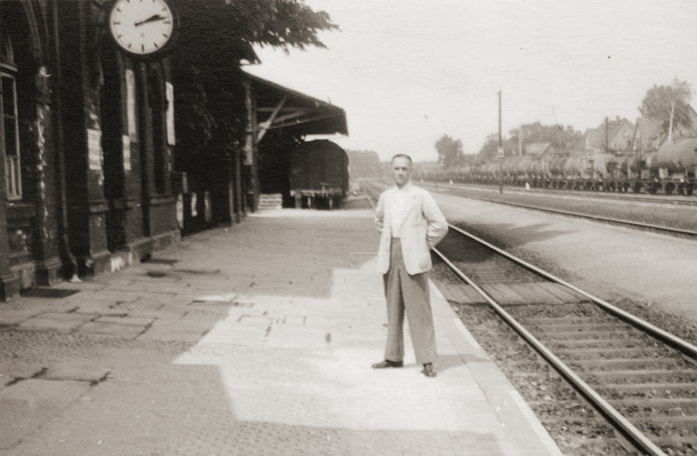 Paul Heimerl vor dem Empfangsgebäude