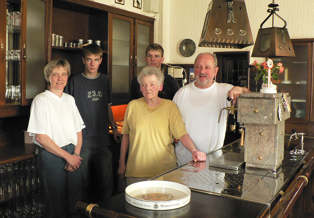 Famile Brinkmann von links:  Mutter Kerstin, Arne und Jan, Großmutter Anneliese und Vater Friedrich ("Fietze") Brinkmann