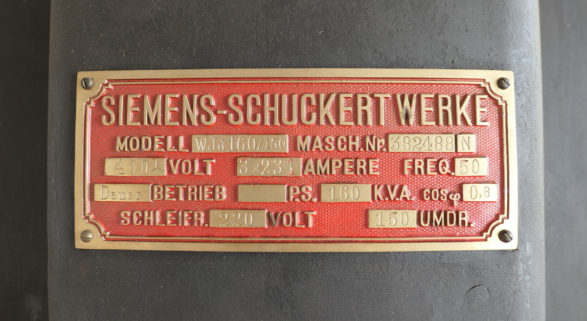 Typenschild auf dem Schwungradgenerator der Dampfmaschine