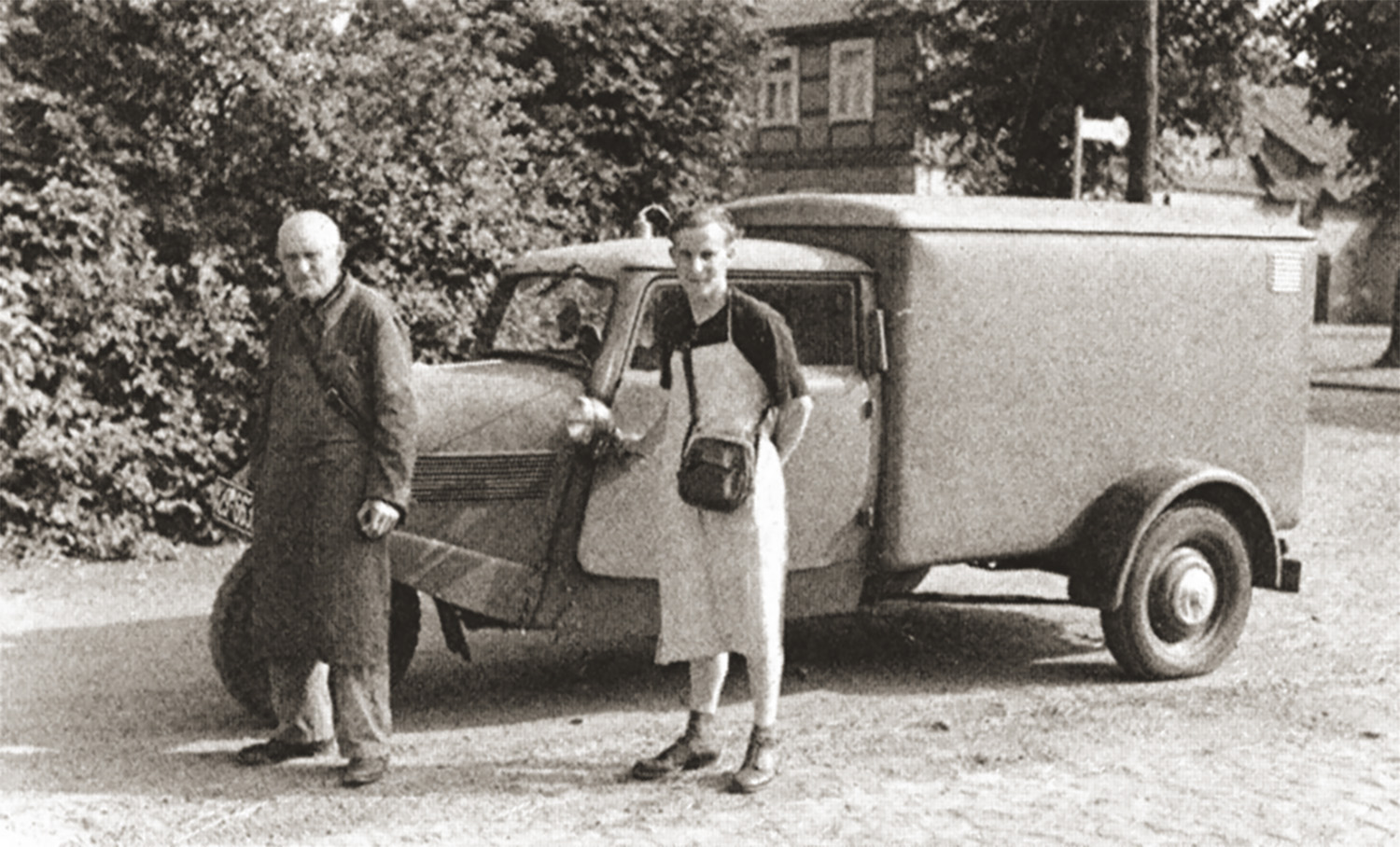 Der langjährige Bürgermeister Eystrups, Heinrich Koch, rechts sein Sohn Adolf