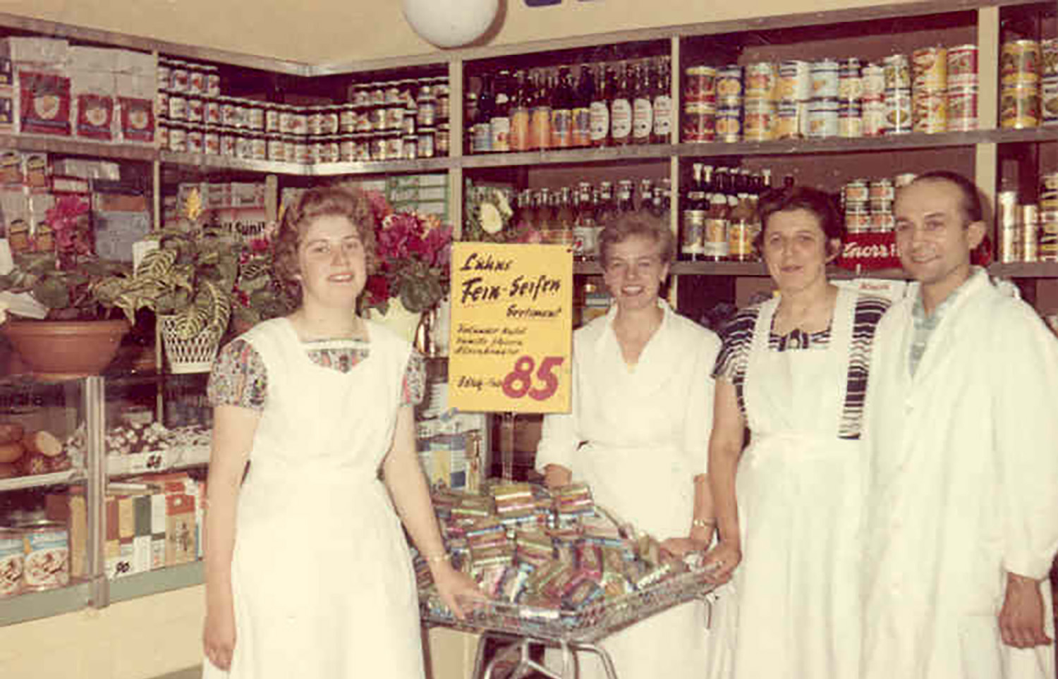 Dietrich Bokelmann neben seinen Mitarbeiterinnen