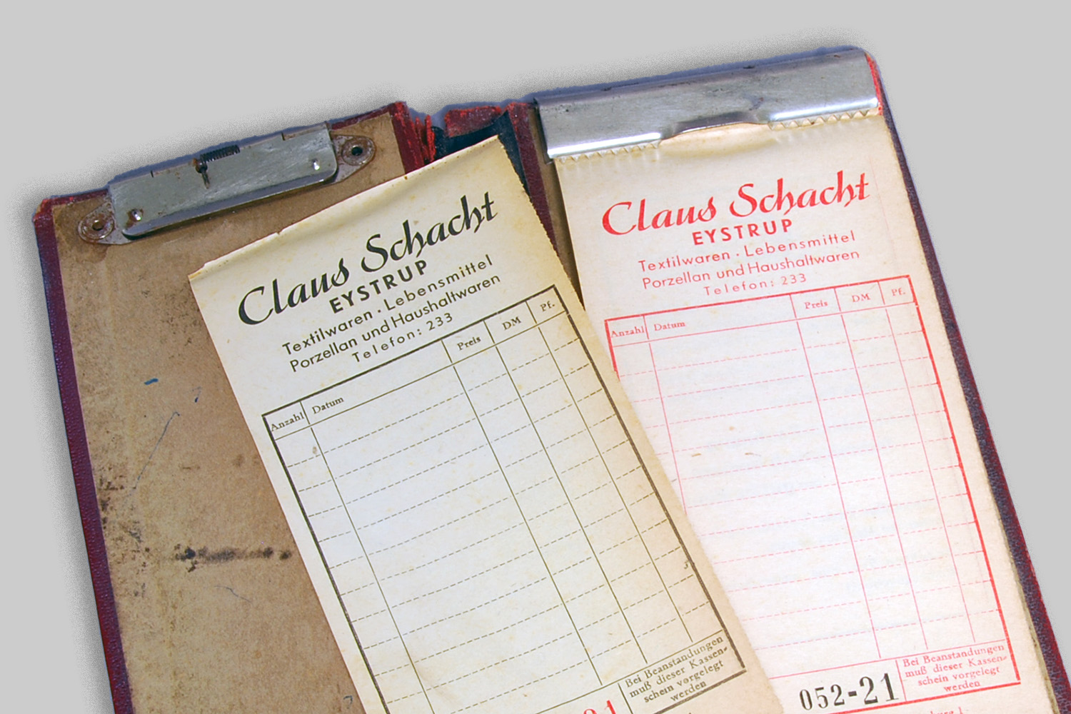 Quittungen wurden handschriftlich erstellt.  Der schwarze Beleg für den Kunden, der rote für die Buchhaltung.