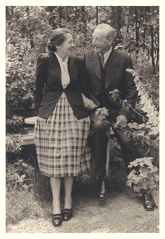 Nelly Cunow-Deetjen und Richard Deetlen 1950 im Garten Ihres Wohnhauses am Alexanderweg 54 in Eystrup